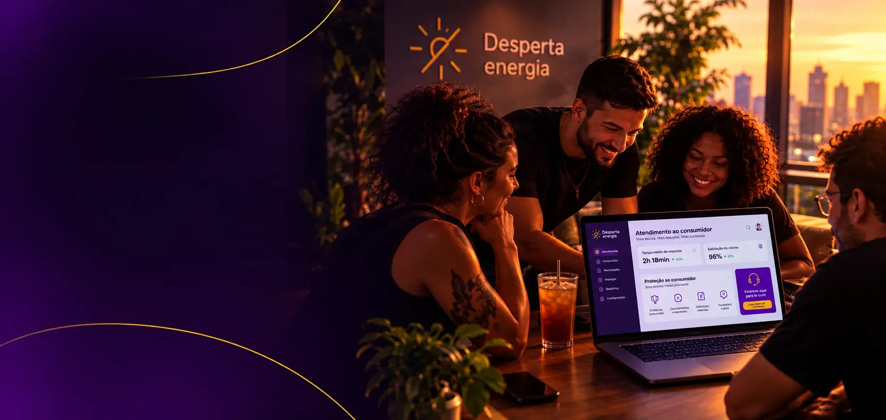Equipe da Desperta Energia reunida em volta de um notebook ao pôr do sol