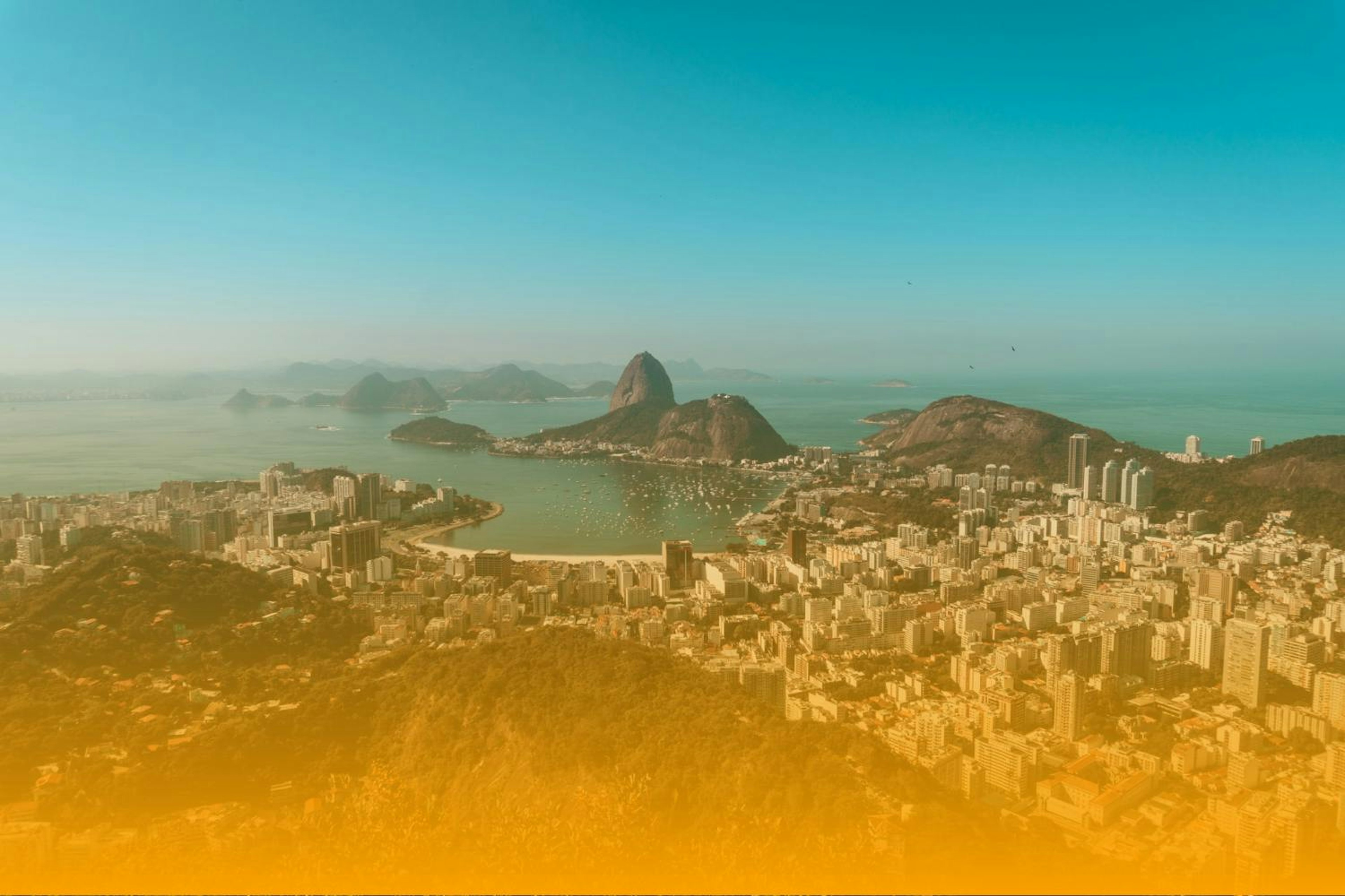 Paisagem vista de cima do Rio de Janeiro: mar, morros e civilização..