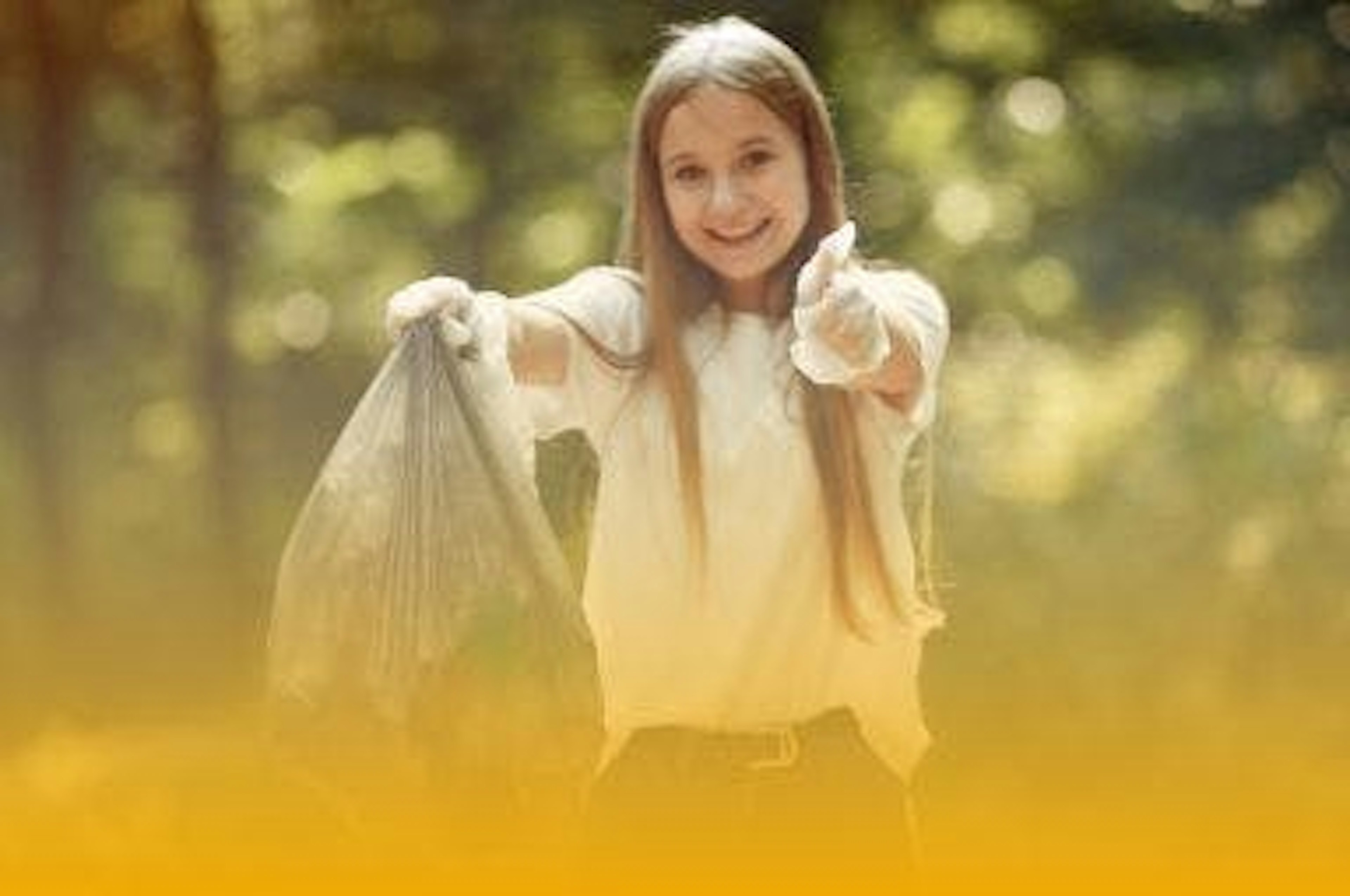 garota loira sorri enquanto segura um saco de lixo 
