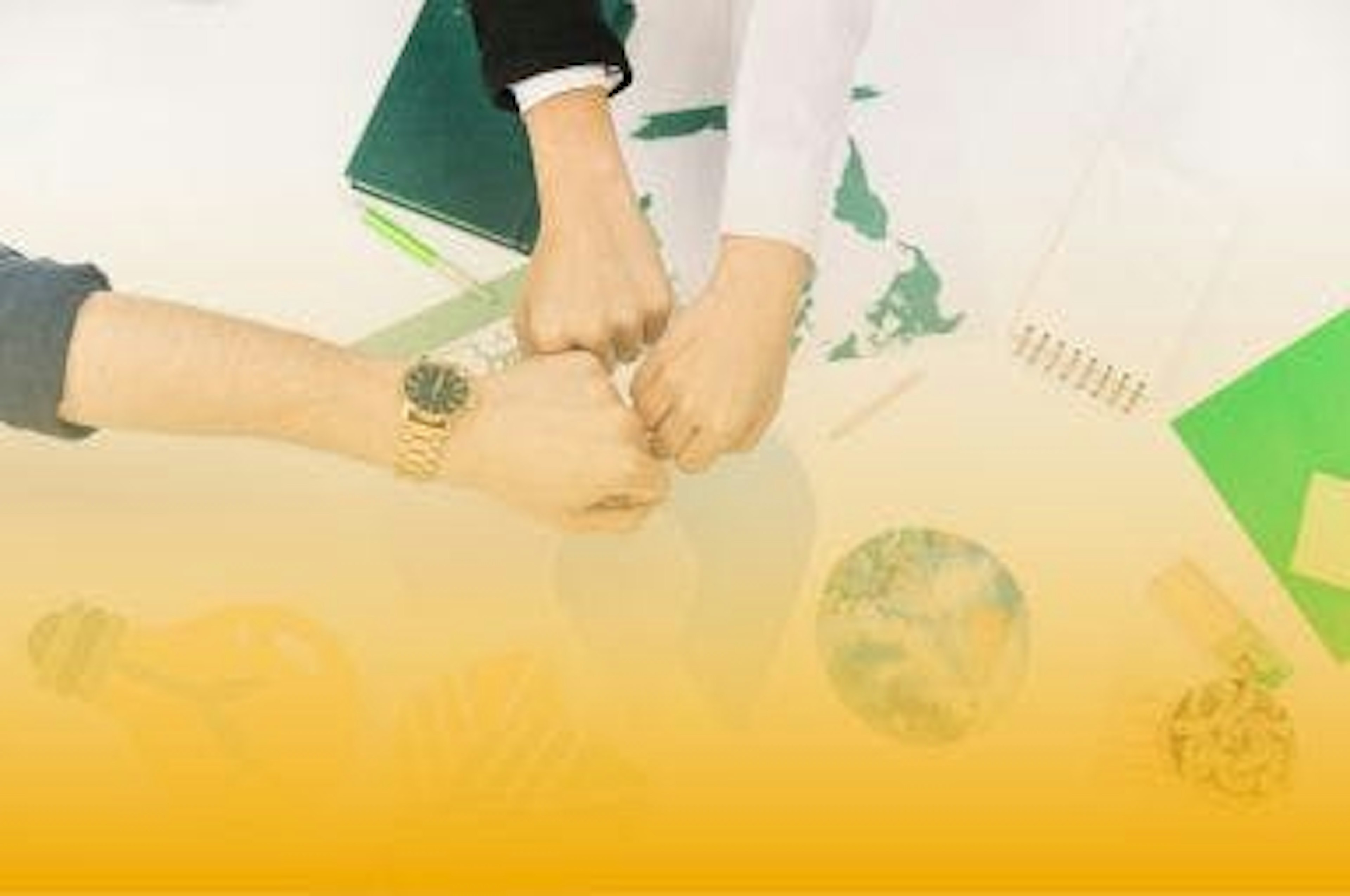 Três mãos fechadas em formato de punho se cumprimentando, ao lado de papéis verdes, simbolizando ESG